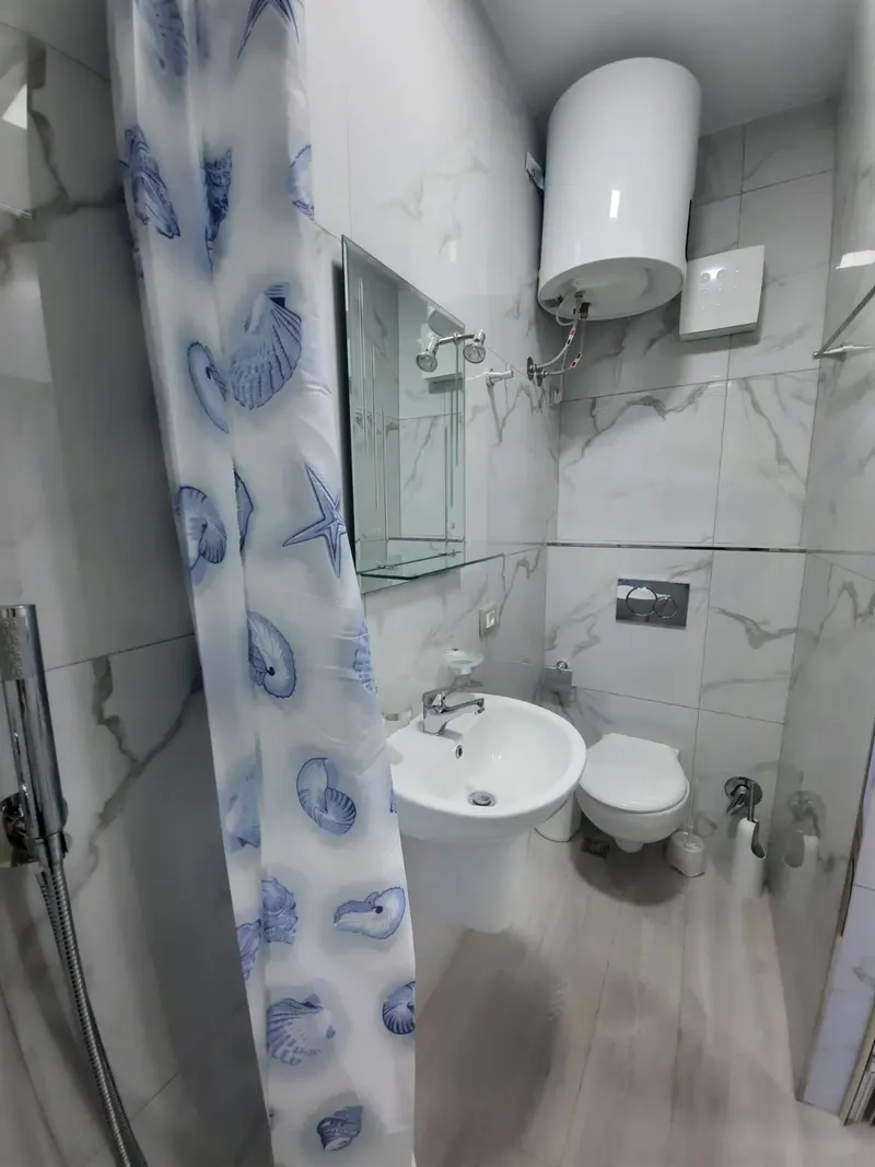 Bathroom with washbasin, toilet and water heater